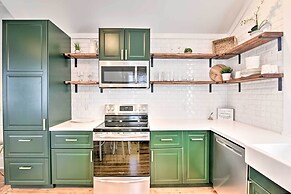 Near Beach & Strand: Bright Cottage in Galveston