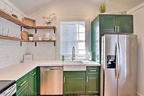 Near Beach & Strand: Bright Cottage in Galveston