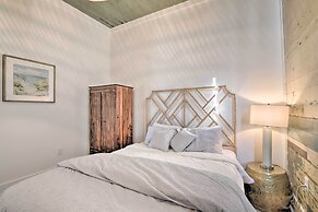 Near Beach & Strand: Bright Cottage in Galveston