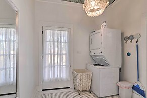 Near Beach & Strand: Bright Cottage in Galveston