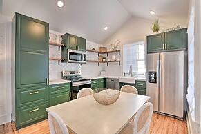 Near Beach & Strand: Bright Cottage in Galveston