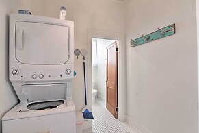 Near Beach & Strand: Bright Cottage in Galveston