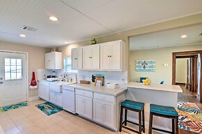 2 Mi to Pier: Colorful Cottage in Galveston!