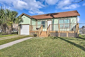 2 Mi to Pier: Colorful Cottage in Galveston!