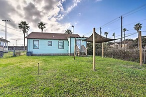 2 Mi to Pier: Colorful Cottage in Galveston!