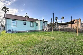 2 Mi to Pier: Colorful Cottage in Galveston!