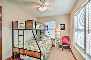2 Mi to Pier: Colorful Cottage in Galveston!