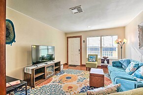 2 Mi to Pier: Colorful Cottage in Galveston!