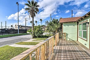 2 Mi to Pier: Colorful Cottage in Galveston!