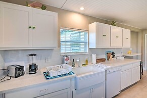 2 Mi to Pier: Colorful Cottage in Galveston!