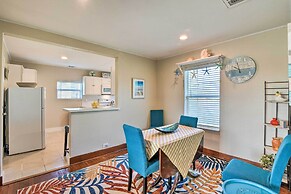 2 Mi to Pier: Colorful Cottage in Galveston!