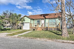 2 Mi to Pier: Colorful Cottage in Galveston!