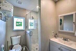 2 Mi to Pier: Colorful Cottage in Galveston!