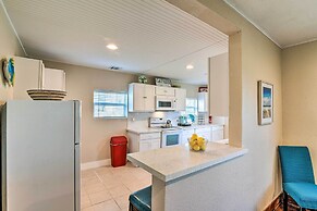 2 Mi to Pier: Colorful Cottage in Galveston!