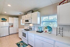 2 Mi to Pier: Colorful Cottage in Galveston!