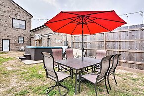 Walkable Galveston Apartment w/ Hot Tub Access