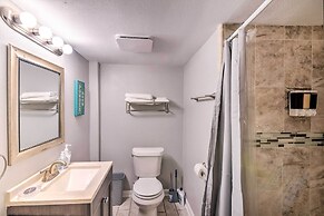 Walkable Galveston Apartment w/ Hot Tub Access