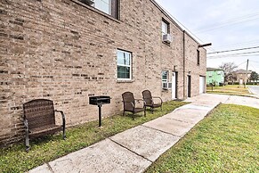 Walkable Galveston Apartment w/ Hot Tub Access