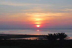 Pointe West Family Retreat: Balcony & Ocean Views!