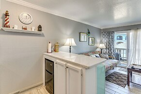 Walk to Pier & Beach: Coastal Condo in Galveston!