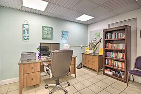 Walk to Pier & Beach: Coastal Condo in Galveston!