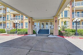 Walk to Pier & Beach: Coastal Condo in Galveston!