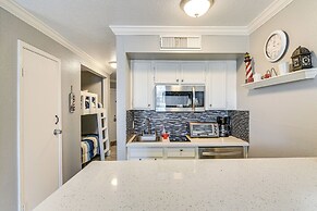 Walk to Pier & Beach: Coastal Condo in Galveston!