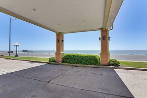 Walk to Pier & Beach: Coastal Condo in Galveston!