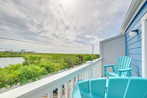 Bay View, Pool Access: Romantic Galveston Retreat!