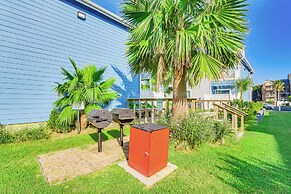 Bay View, Pool Access: Romantic Galveston Retreat!