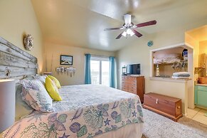 Bay View, Pool Access: Romantic Galveston Retreat!