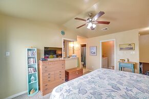 Bay View, Pool Access: Romantic Galveston Retreat!