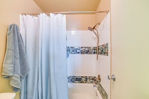 Bay View, Pool Access: Romantic Galveston Retreat!