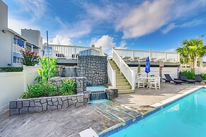 Bay View, Pool Access: Romantic Galveston Retreat!