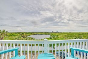 Bay View, Pool Access: Romantic Galveston Retreat!