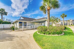 Bay View, Pool Access: Romantic Galveston Retreat!