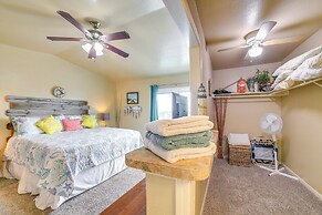 Bay View, Pool Access: Romantic Galveston Retreat!