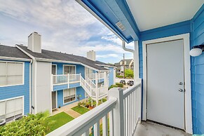 Bay View, Pool Access: Romantic Galveston Retreat!