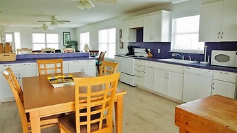 Spacious Retreat W/expansive Yard & Beach Access!