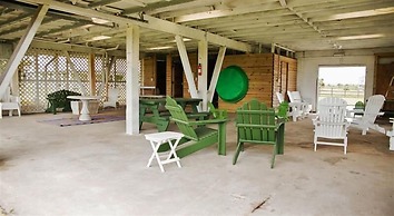 Spacious Retreat W/expansive Yard & Beach Access!