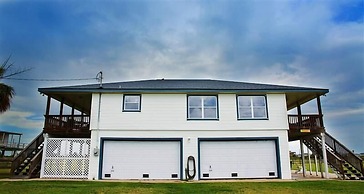 Spacious Retreat W/expansive Yard & Beach Access!