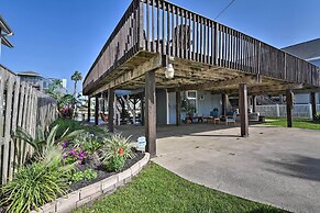 1/2 Mi to Beach: Canal-front Galveston Home!
