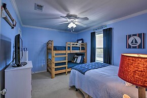 Walk to Galveston Beach: Pet-friendly Home