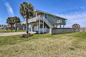 Walk to Galveston Beach: Pet-friendly Home