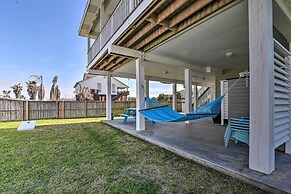 Walk to Galveston Beach: Pet-friendly Home