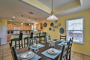 Walk to Galveston Beach: Pet-friendly Home