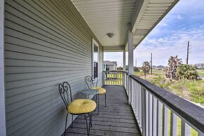 Walk to Galveston Beach: Pet-friendly Home