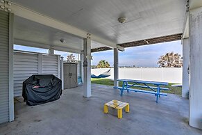 Walk to Galveston Beach: Pet-friendly Home