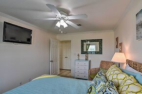 Walk to Galveston Beach: Pet-friendly Home