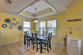 Walk to Galveston Beach: Pet-friendly Home